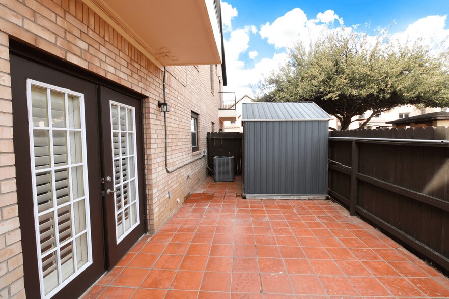 Building Photo - 2445 Monarch Dr