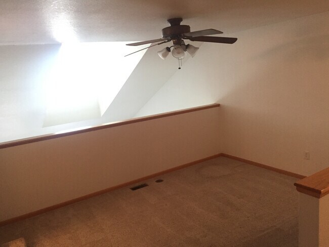 Building Photo - Beautiful 2 Bedroom + Loft Townhome in Lov...