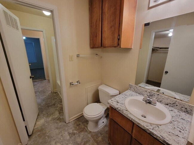 Building Photo - College Station - 2 bedroom - 1.5 Bath dow...