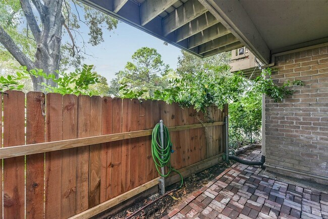 Building Photo - 2100 Tanglewilde St