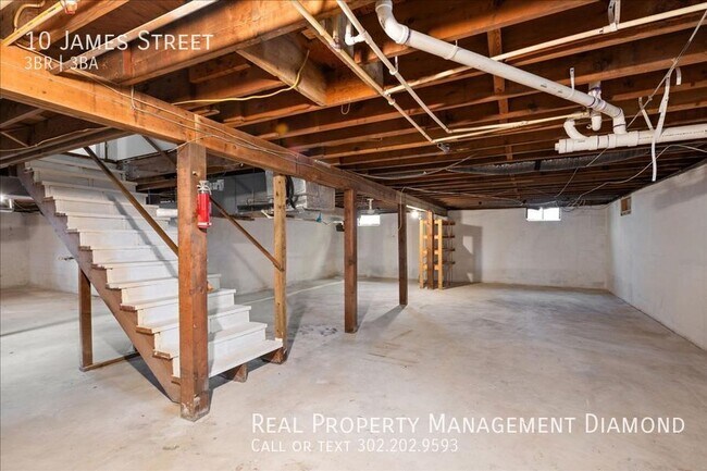 Building Photo - 10 James Dr