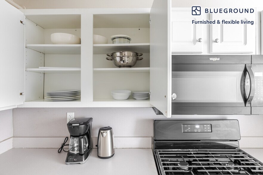 Building Photo - 812 Memorial Dr