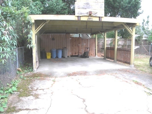 Building Photo - Adorable home with nice amenities!  yard, carport, Walk to shops & Bus!