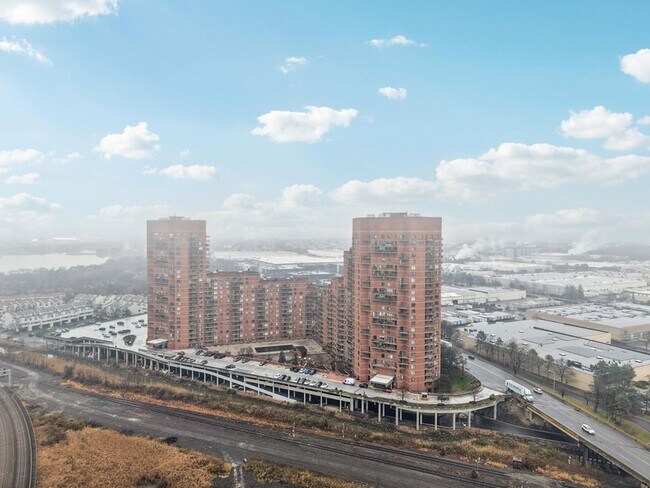 Building Photo - 530 Harmon Cove Tower