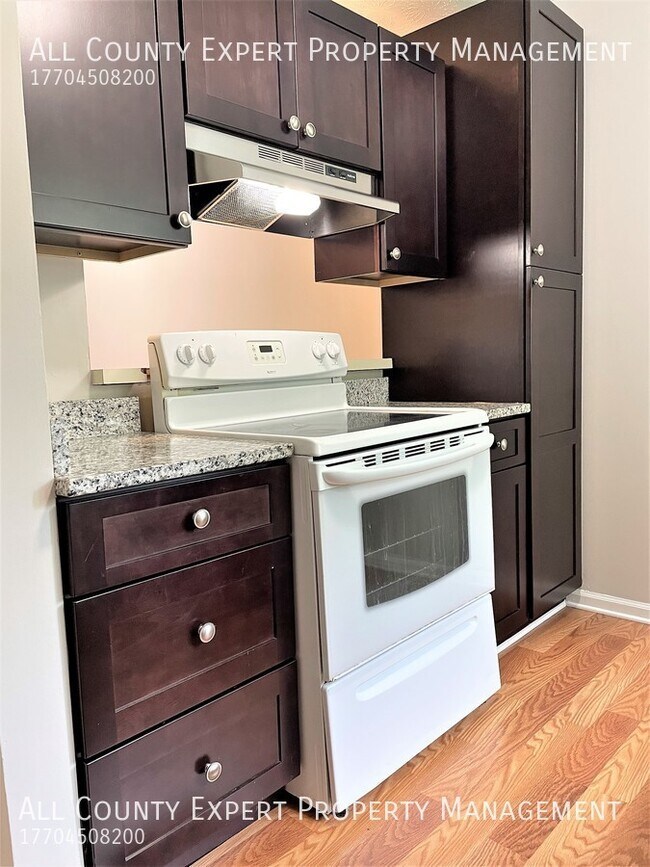 Building Photo - Near Lake Lanier - Great 2 bedroom duplex