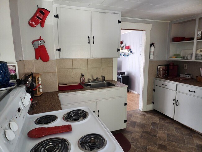 Primary Photo - 6 Hager Ln