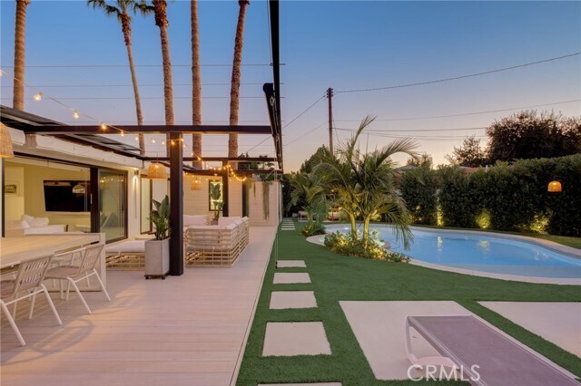 Building Photo - 8161 Encino Ave