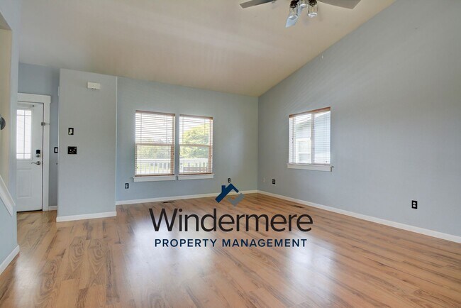 Building Photo - Modern 4 bed 2.5 Bath Home