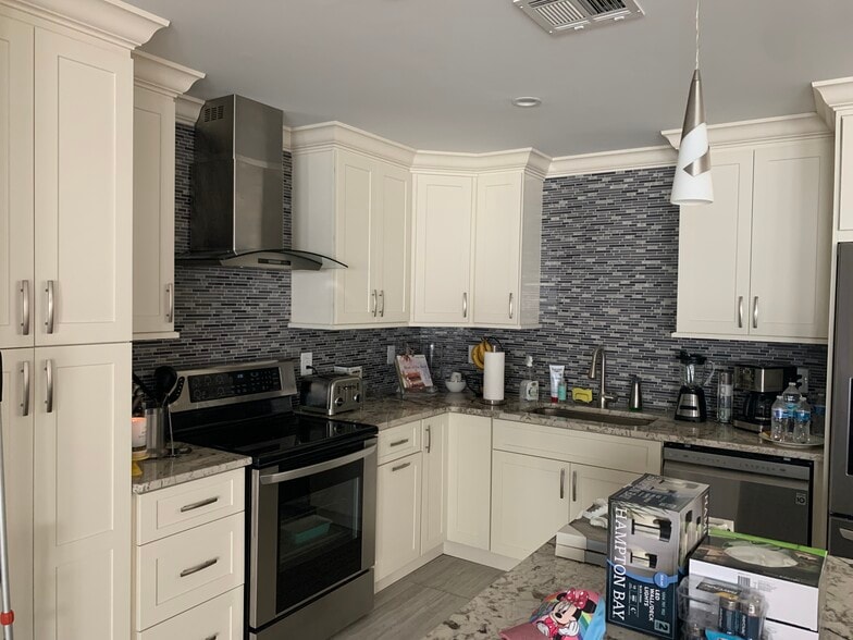 Building Photo - 5330 Bayshore Ave