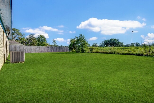 Building Photo - 131 Lakewood Dr