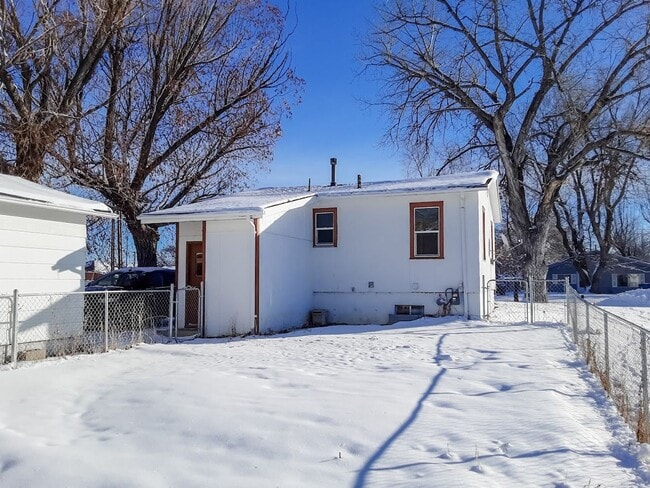 Building Photo - PET FRIENDLY 3 BED/ 2 BATH WITH GARAGE