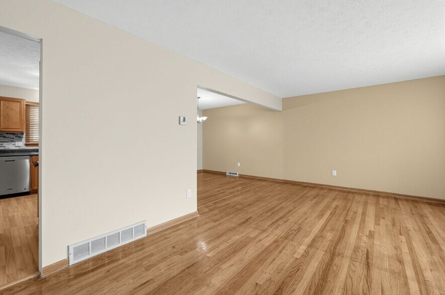 Building Photo - 3190 Ashwood Rd