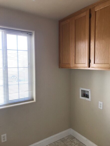 Building Photo - 1335 Sandy Ln