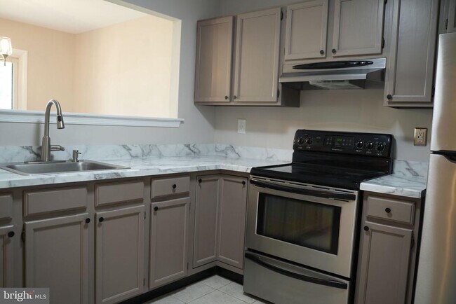 Building Photo - 84 Woodlake Dr