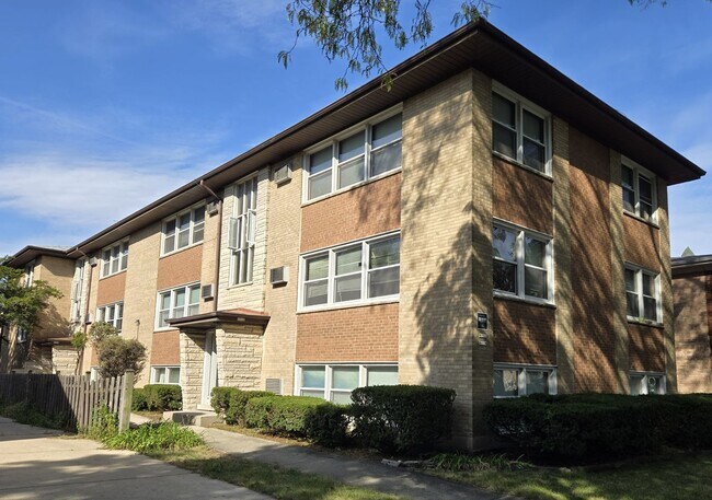 Building Photo - 4114 N Kedvale Ave