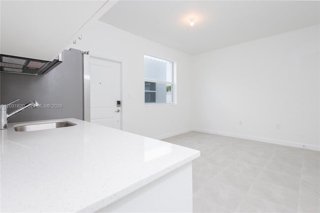 Building Photo - 2636 SE 8th Ct