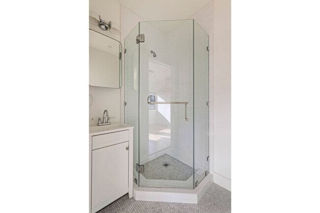 Building Photo - 5 Bed / 5 Bath Residence in Echo Park Now Available!