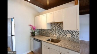 Building Photo - 4949 Americana Dr