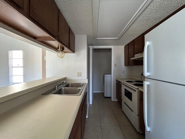 Building Photo - 100 Hillside Rd