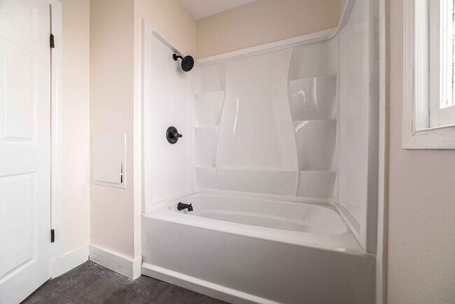 Building Photo - 3 Bedroom - 1 Bath - $1,350