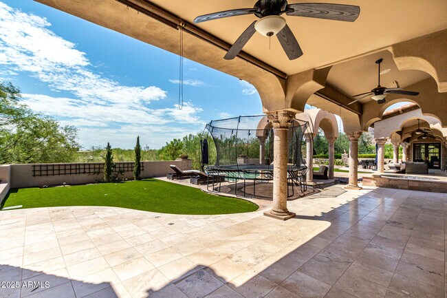 Building Photo - 6050 N Paradise View Dr