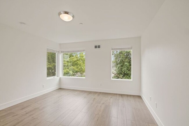 Building Photo - Sunnyside 12 Apartments Available! 1 bed, ...