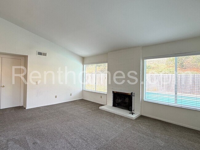 Building Photo - 1553 Palomar Dr