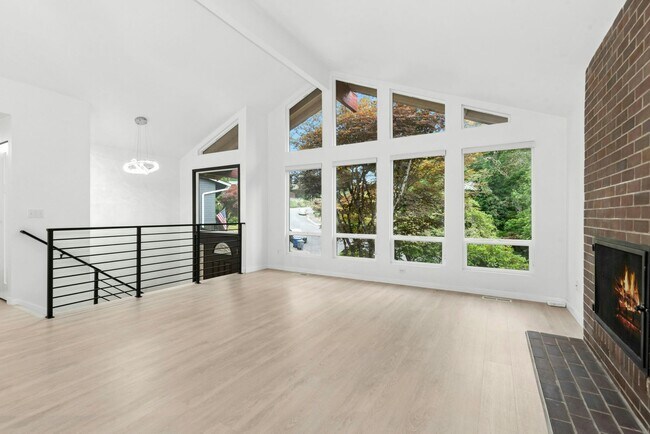 Building Photo - 4bd/2.5ba Bellevue Home