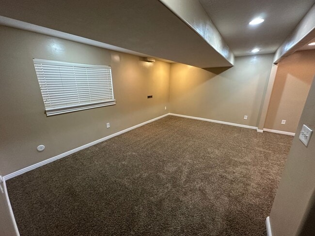 Building Photo - Great Family Home in Excellent West Jordan...