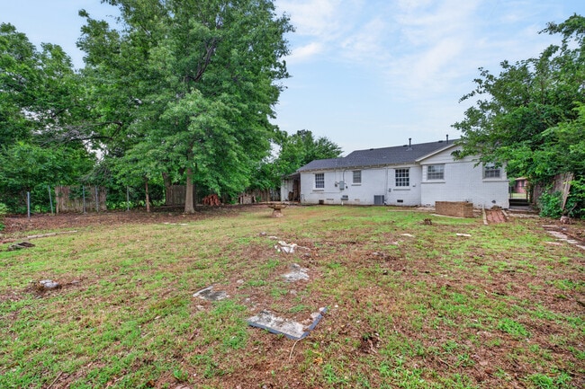 Building Photo - 3208 N Roff Ave