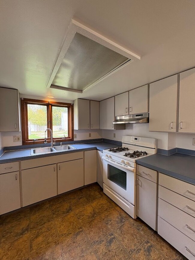 Building Photo - Three bedroom one bathroom home for rent