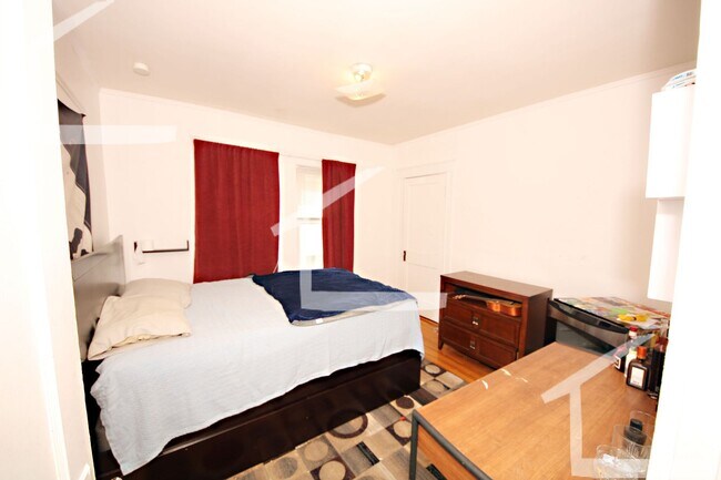 Building Photo - Spcaious 3 Bed Right In The Heart of Oak Square!