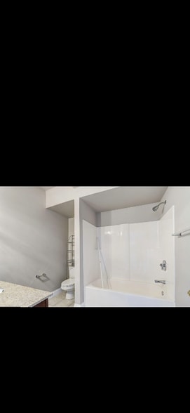 Building Photo - 43 E Cross St