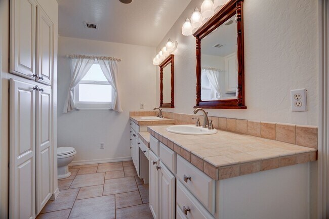 Building Photo - Extra spacious 3 bed 2 bath home in Kingsw...