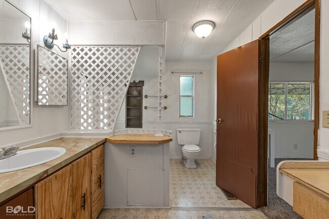 Building Photo - MOVE IN SPECIAL HALF OFF FIRST MONTHS RENT