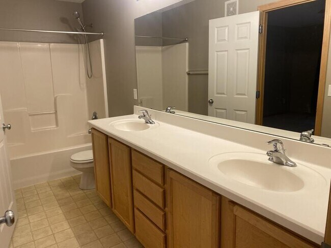 Building Photo - 6637 Lamplight Dr