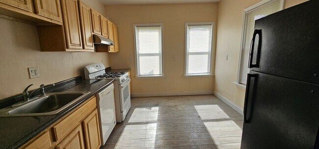Building Photo - Spacious Gorgeous Cambridgeport 4 Bed! Ava...
