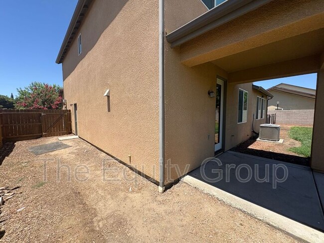 Building Photo - 914 Legend Dr