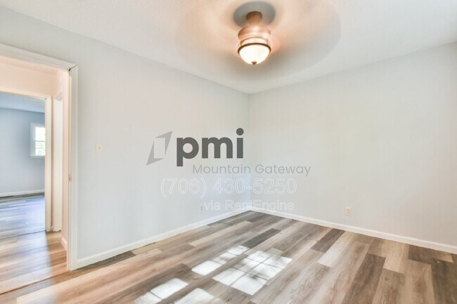 Building Photo - 42 Greenwood Cir