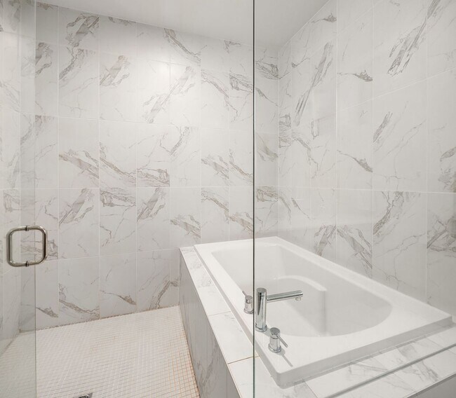 Building Photo - North Beacon Hill Townhome Living!