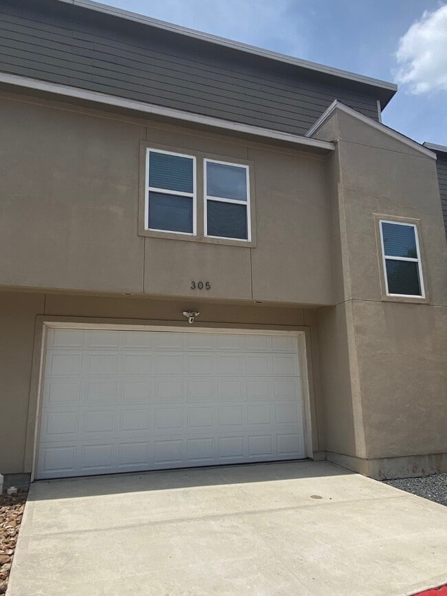 Building Photo - 305 Felt Cir