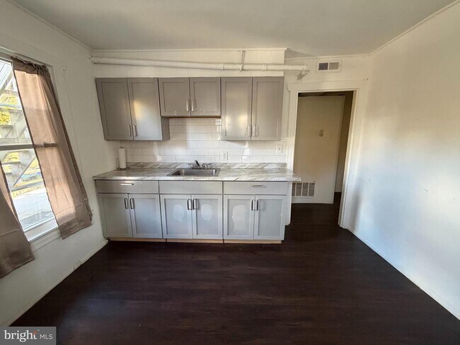 Building Photo - 112 W Main St