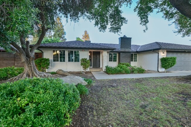 Building Photo - 8418 N Del Mar Ave