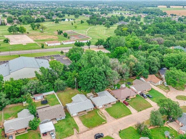 Building Photo - Cute home in Shawnee