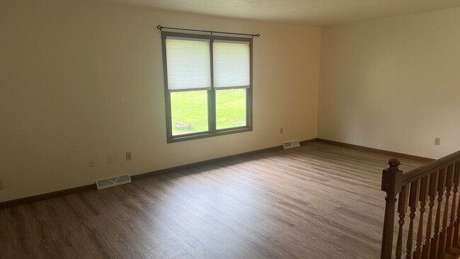 Building Photo - Nice 3-Bedroom Duplex Available in Middlebury