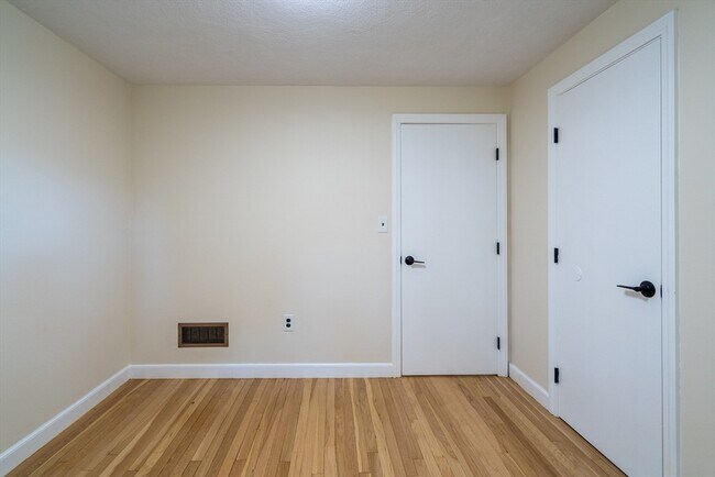 Building Photo - 10 Colburn St