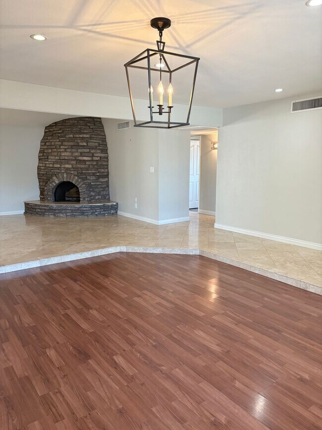 Building Photo - **STUNNING 3 BEDROOM/2 BATHROOM FULLY RENO...