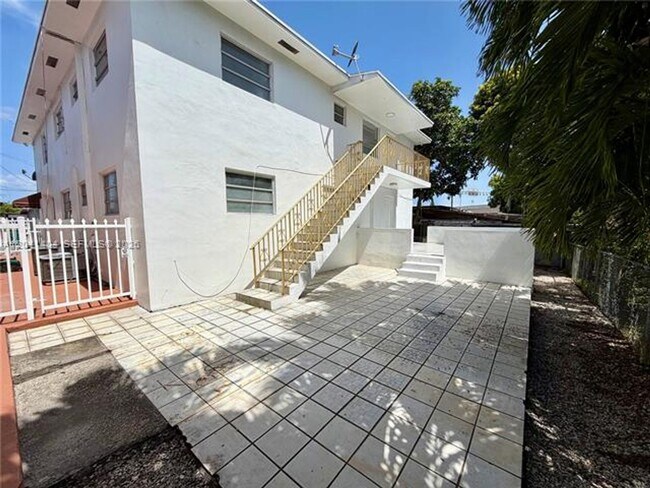 Building Photo - 913 NW 22nd Pl