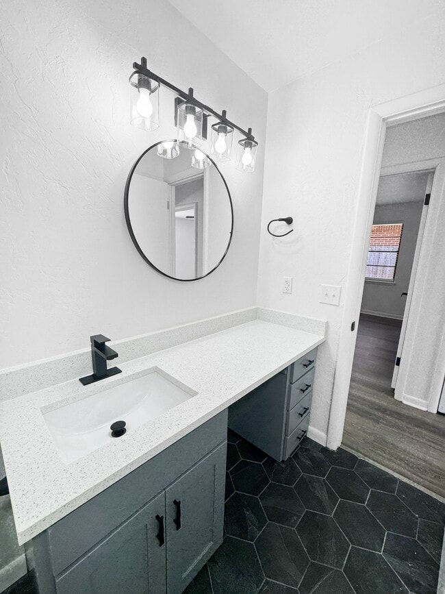 Building Photo - 513 Manor Dr