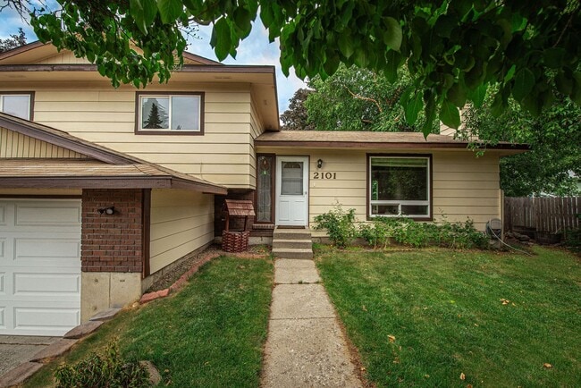 Building Photo - Spacious 3-Bed Home in Hayden with Large Y...